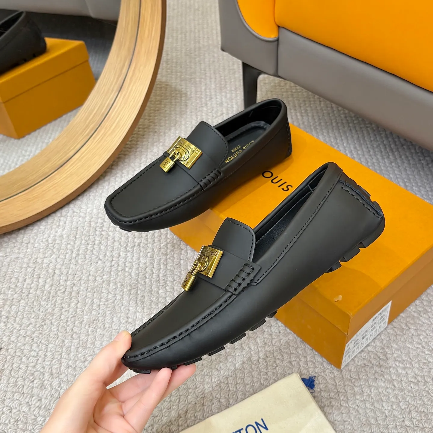 Men's men's shoes 💰420 (Yangli) LV 2⃣️0⃣️2⃣️5️⃣Spring and summer counter GLORIA series models ✈️Original factory special leather production, original last type. A classic driving slip-on casual shoe that shows an elegant style with exquisite craftsmanship details such as Monogram embossing all over the upper🌀Italian imported calfskin fabric Sheepskin foot pads➕Inside～Private mold replica sole Unique style Comfortable driving slip-on Size: 4-12 (38-46) Comes with [Counter packaging: original box, wrapping paper, card, instruction manual, shoehorn, cloth bag] No pressure to enter and leave the counter!